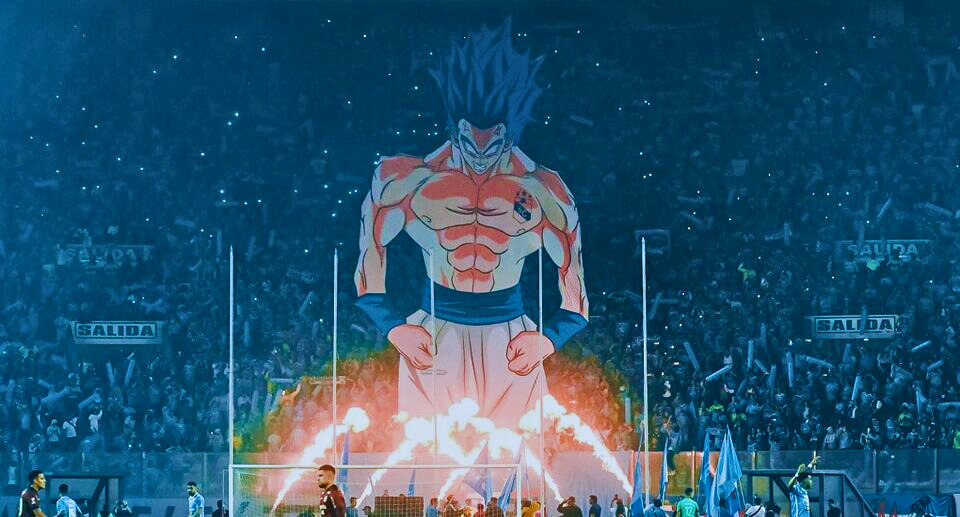 El tifo de Kratos y Gogeta: Una estrategia de marketing de Sporting Cristal